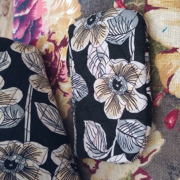 La Reina Large Duffle Carry on Bag with matching little coin Very Good Condition - Picture 10 of 10